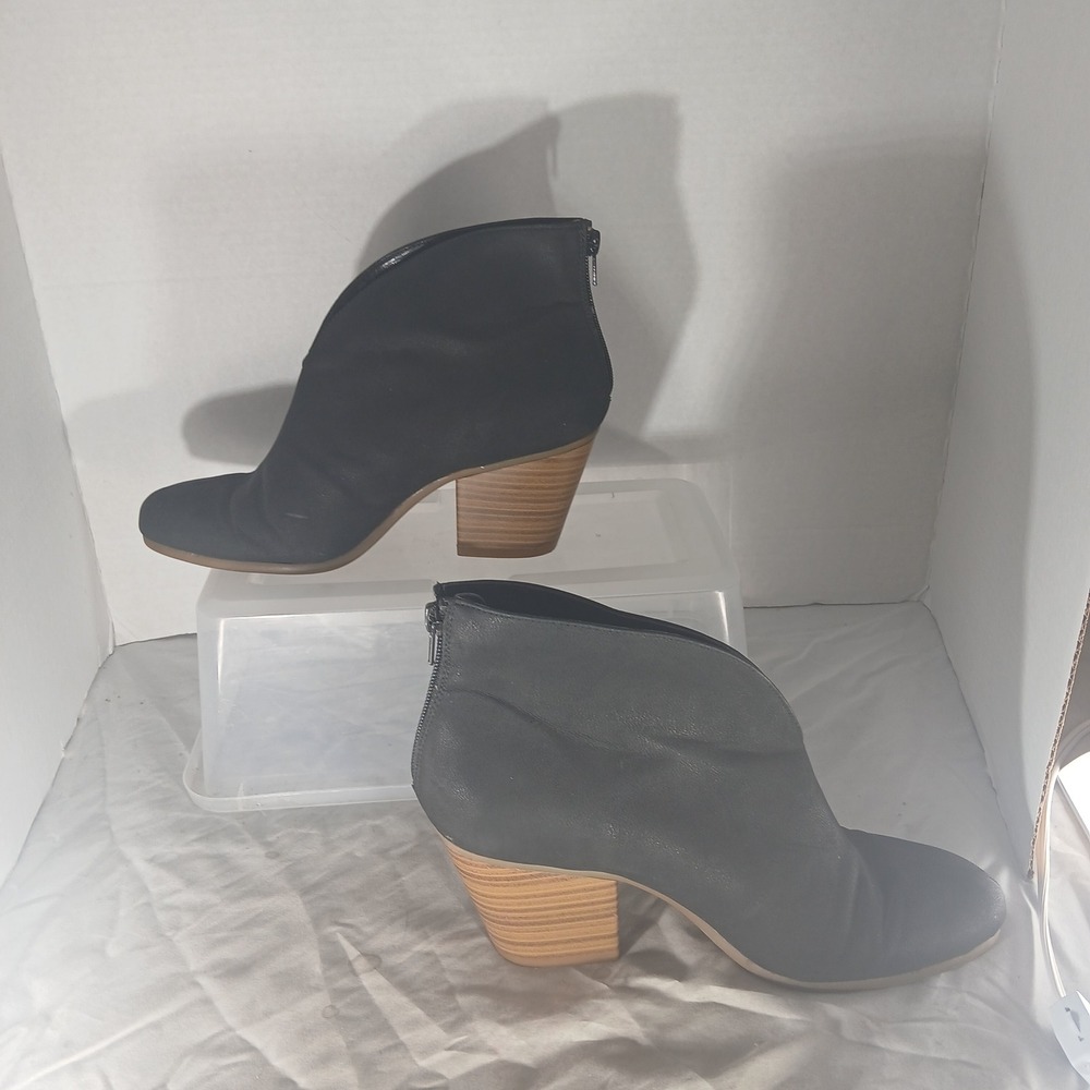 A2 by Aerosoles Gravity Gray Faux Leather V-Cut Ankle Booties Mens 10M Heel Rest - Picture 2 of 10